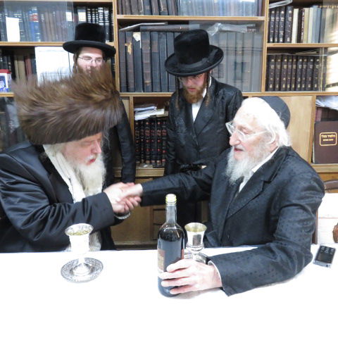 האדמו"ר ממבקשי אמונה בביקור אצל הגר"א לוי