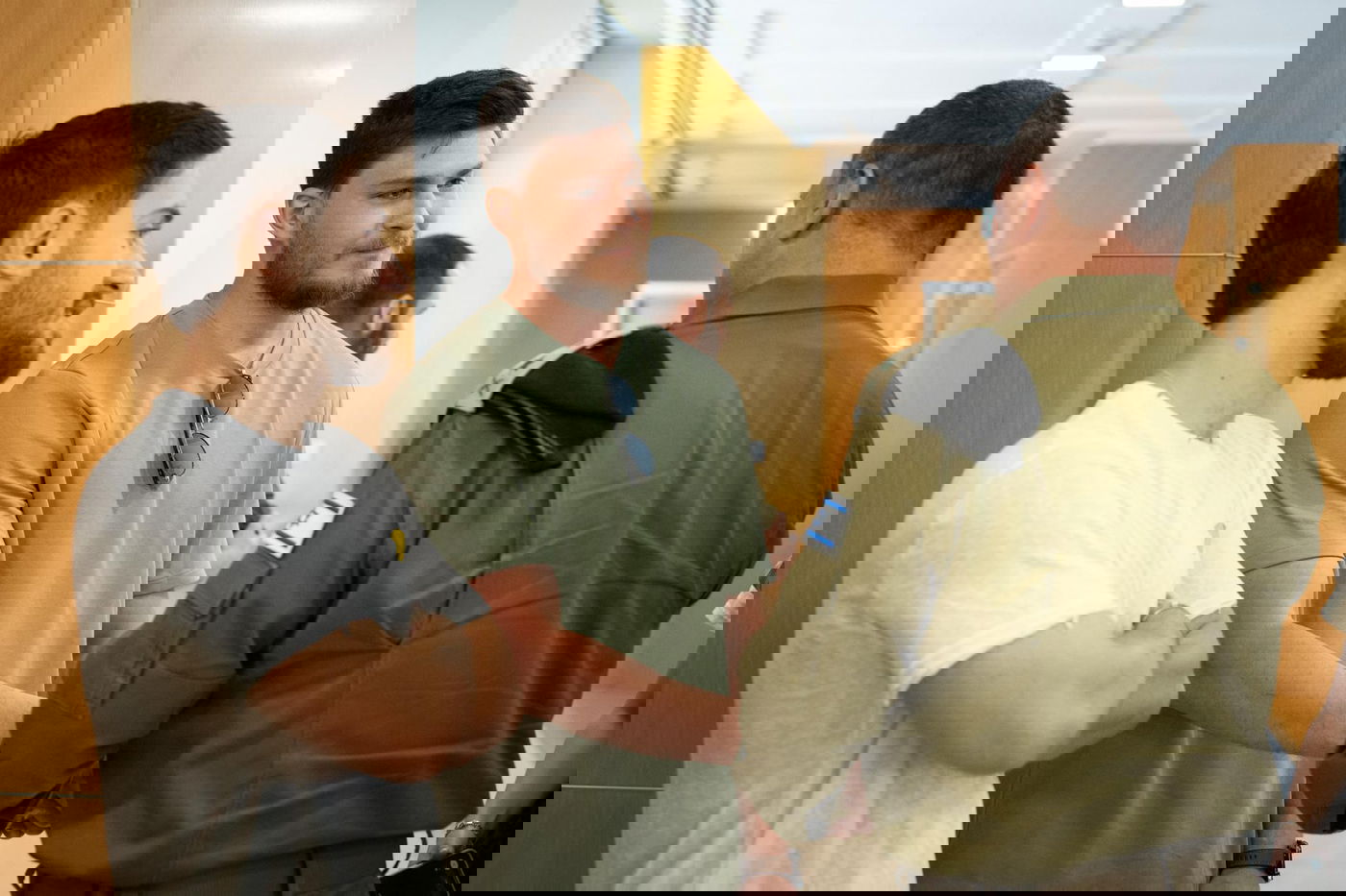 הרמטכ"ל עם שורדי השבי סשה טרופנוב ועומר שם טוב, ביום שישי