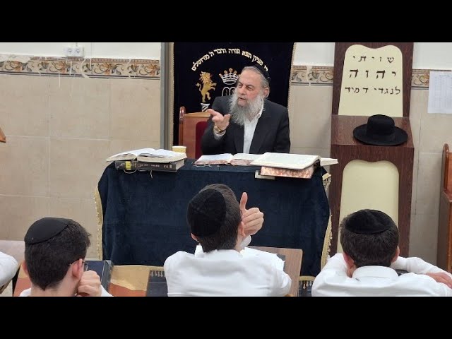 הרב לייבל במסירת שיעור | ארכיון