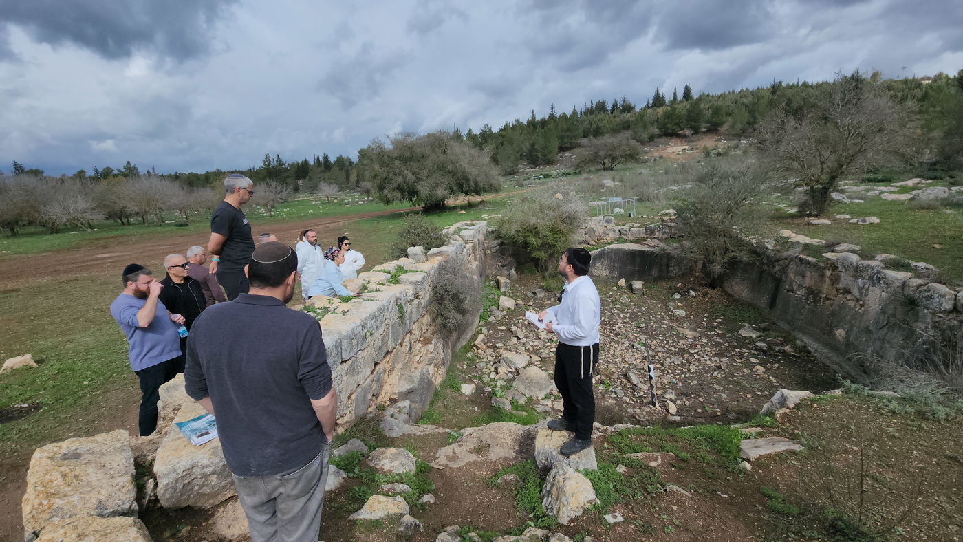 כותב השורות ההיסטוריון ישראל שפירא עם בכירי עירית לוד בהדרכה ב'ביר א- שמי' (בריכת שמעון) ביער בן שמן הסמוכה למערת רשב"י בבקעת הנזירים