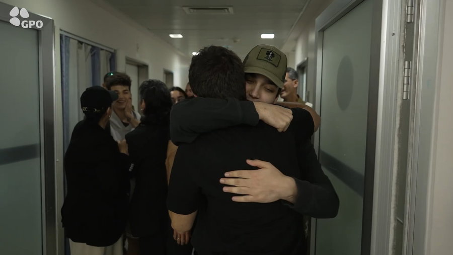 עידן אלכסנדר במפגש המרגש עם בני משפחתו ב'איכילוב'