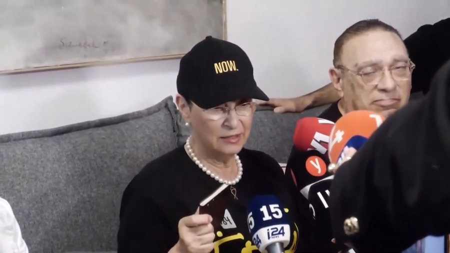 הסבתא של עידן אלכסנדר באמירת "מזמור לתודה"