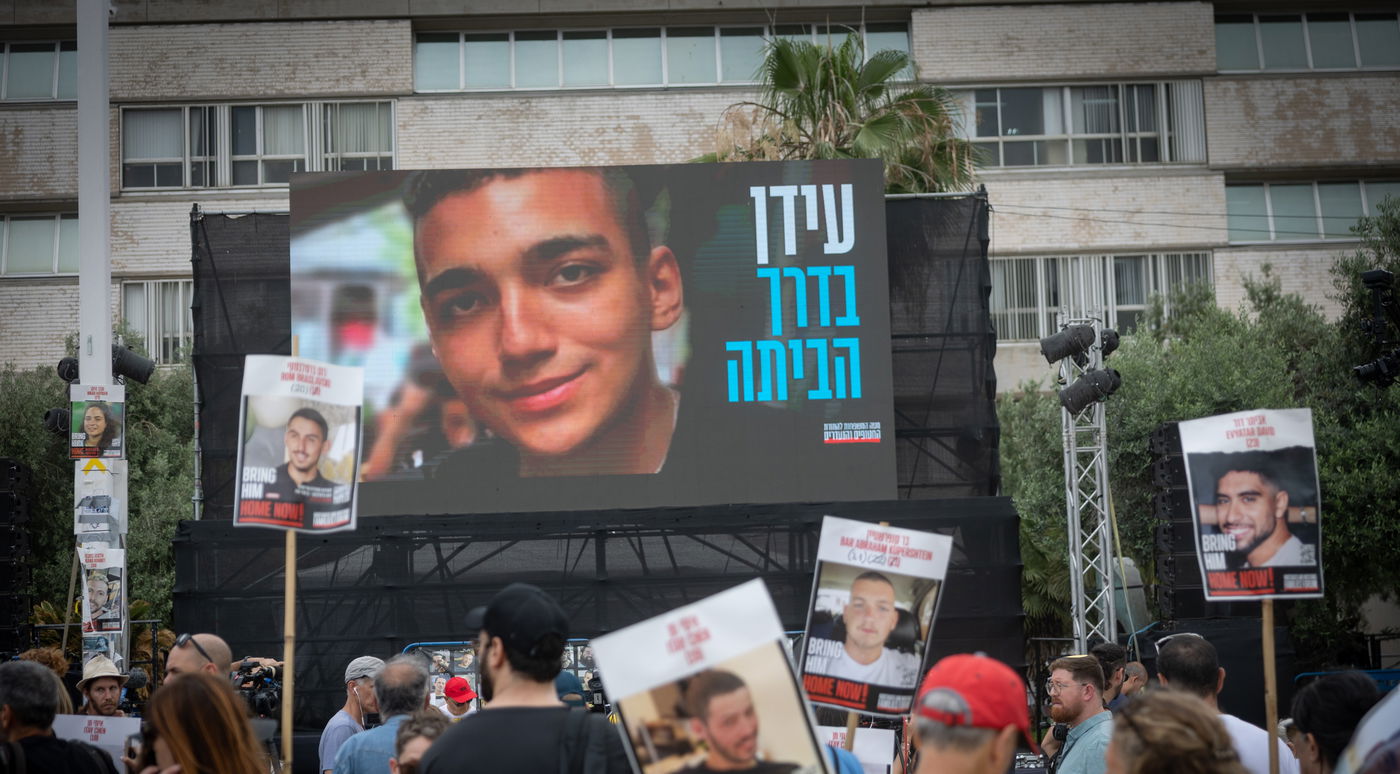 "עידן בדרך הביתה" - שלט בכיכר החטופים בתל אביב