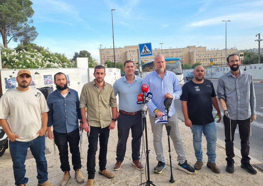 נציגי הפצועים בהצהרה לתקשורת