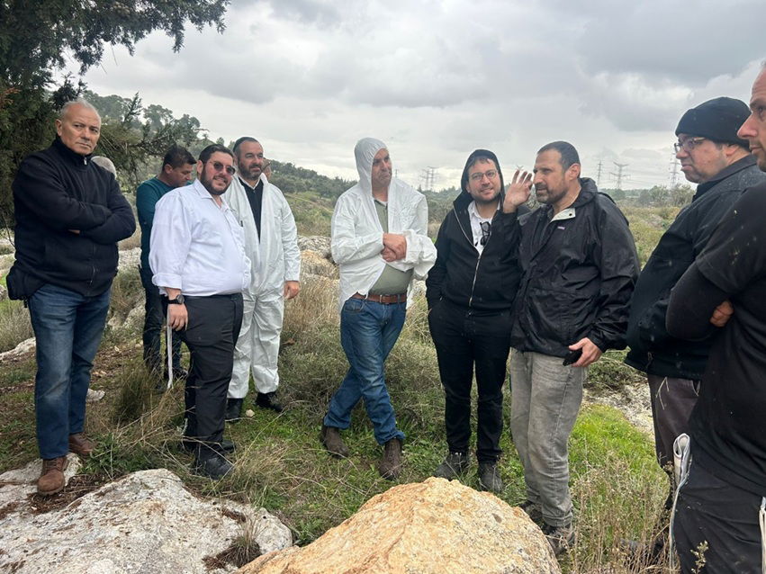 החוקר ר' יאיר ליברמן בהדרכה לבכירי עיריית לוד באזור תל חדיד