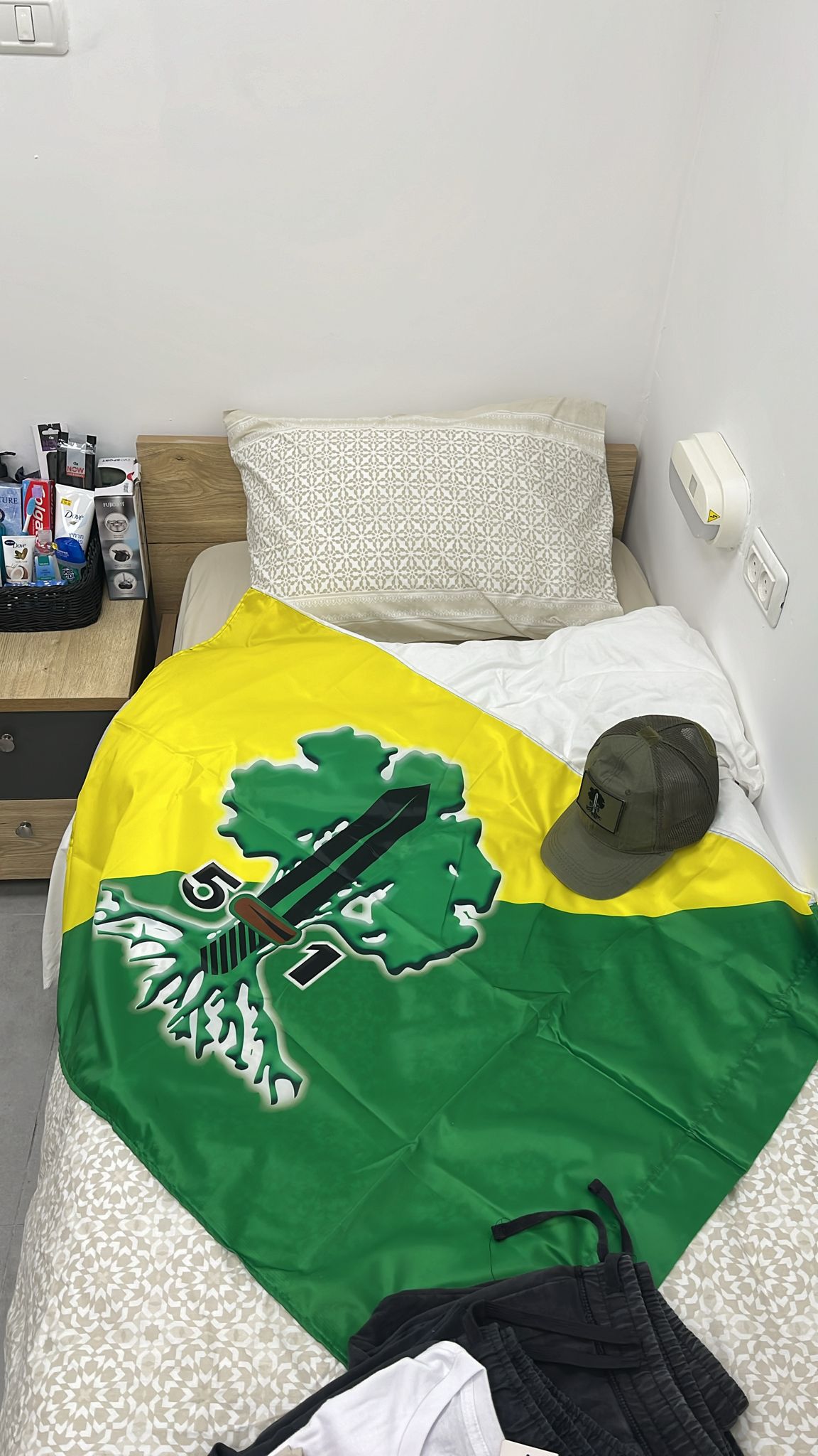 יעל, אימו של סמ״ר עידן אלכסנדר, בנקודת הקליטה הראשונית