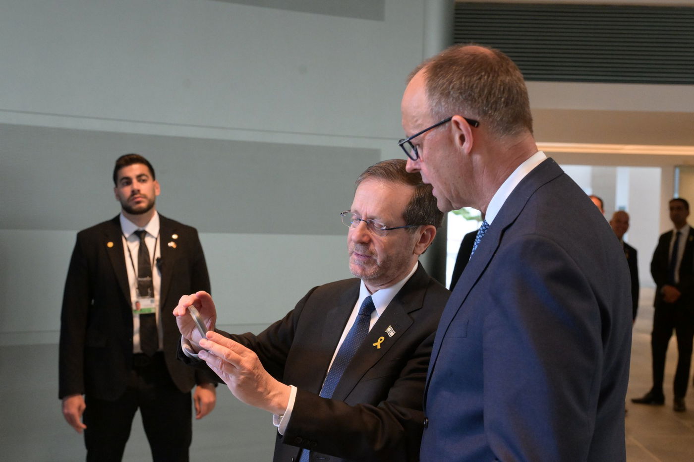 נשיא המדינה וקנצלר גרמניה צופים בשחרורו של עידן אלכסנדר משבי חמאס בשידור חי