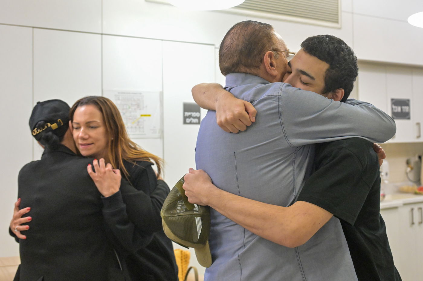 עידן אלכסנדר במפגש עם בני משפחתו ב'איכילוב'