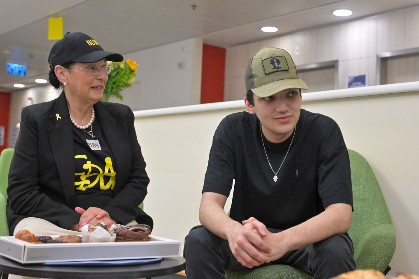 עידן אלכסנדר במפגש עם בני משפחתו ב'איכילוב'