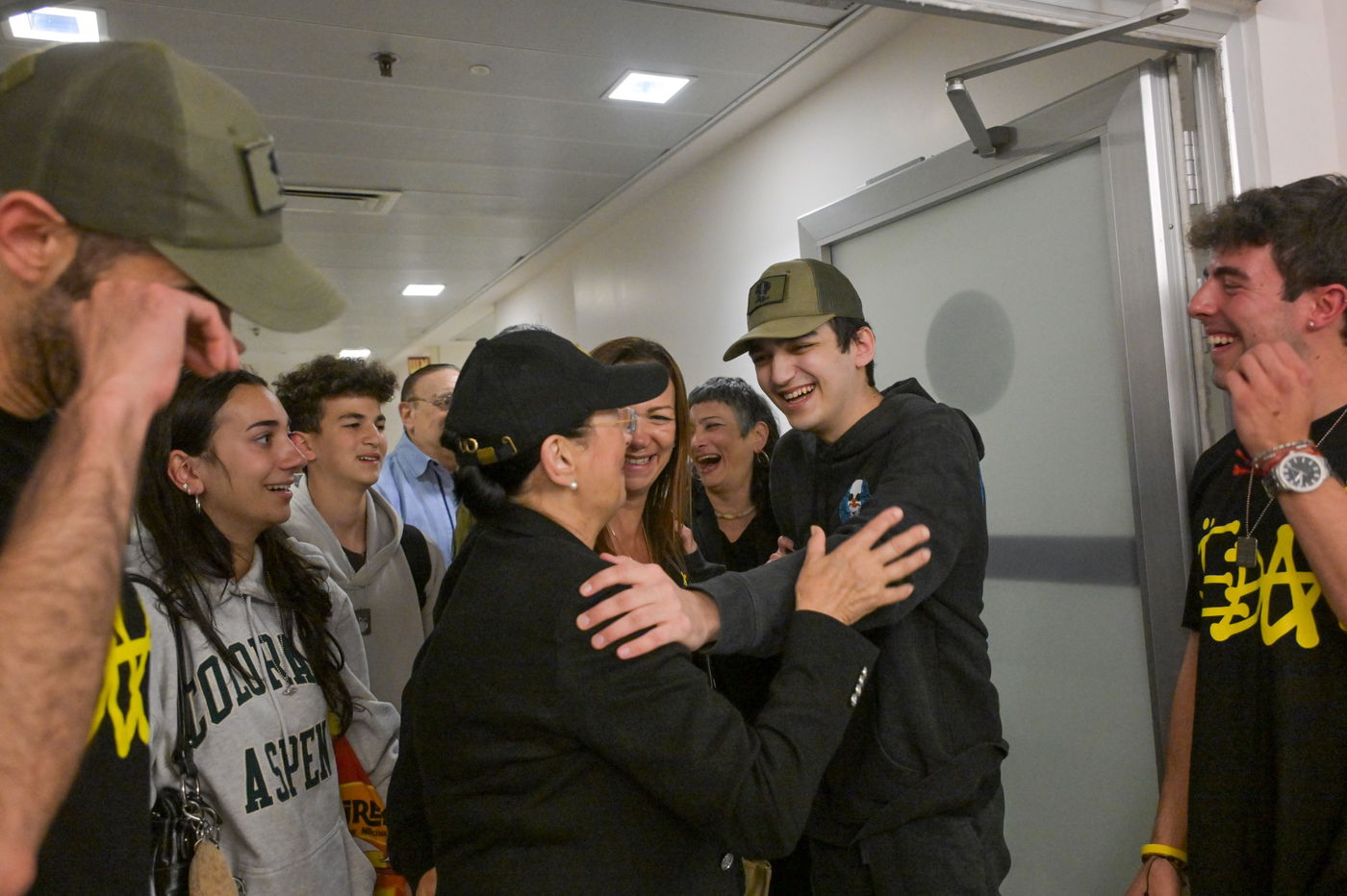 עידן אלכסנדר במפגש עם בני משפחתו ב'איכילוב'