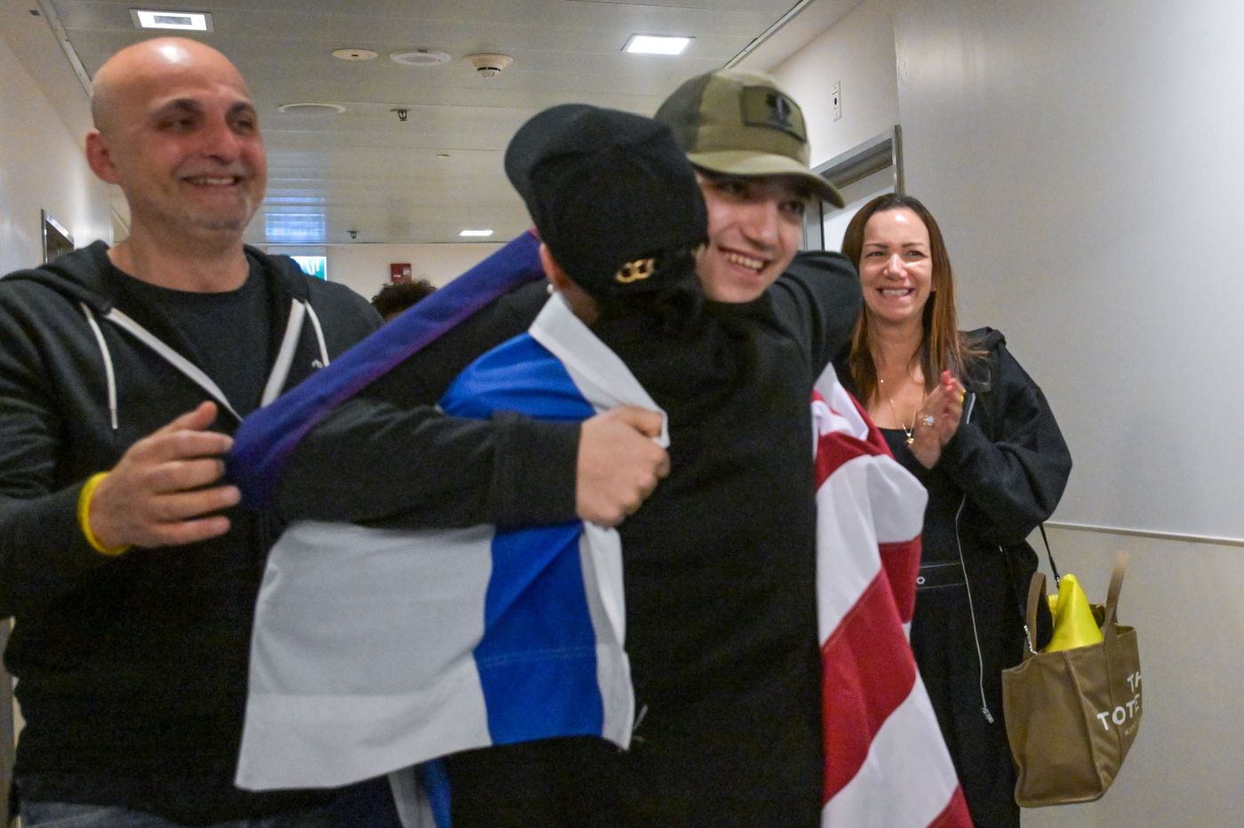 עידן אלכסנדר במפגש עם בני משפחתו ב'איכילוב'