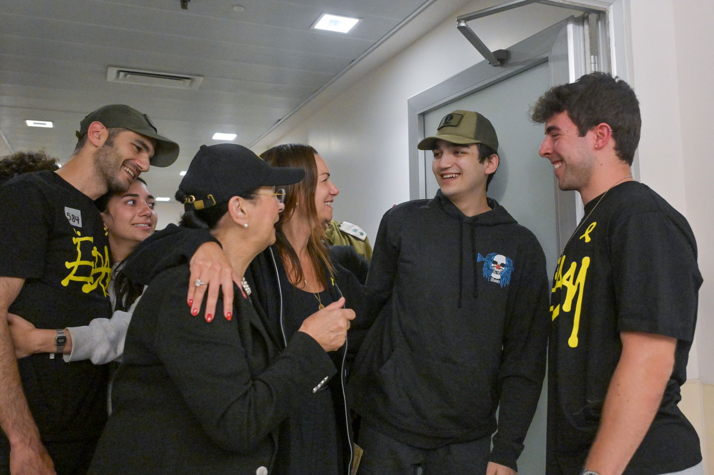 עידן אלכסנדר במפגש עם בני משפחתו ב'איכילוב'