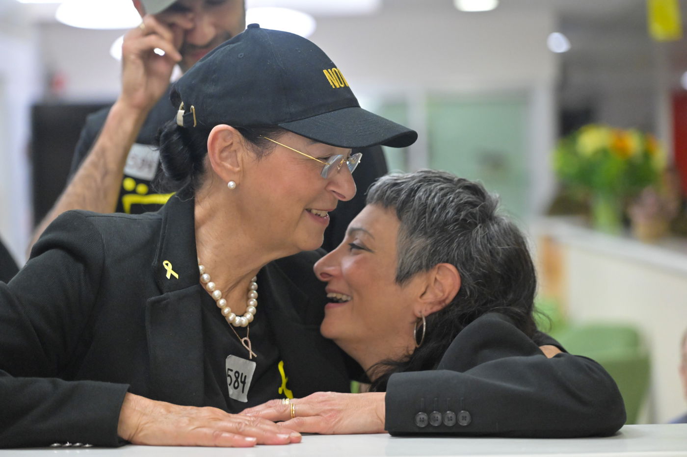 עידן אלכסנדר במפגש עם בני משפחתו ב'איכילוב'