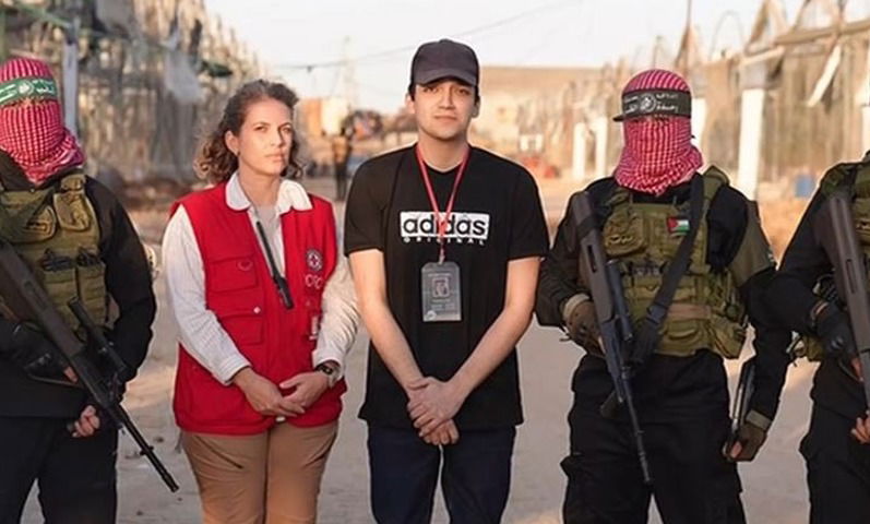 התמונה הראשונה של עידן אלכסנדר בעת המעבר ממחבלי החמאס לידי הצלב האדום