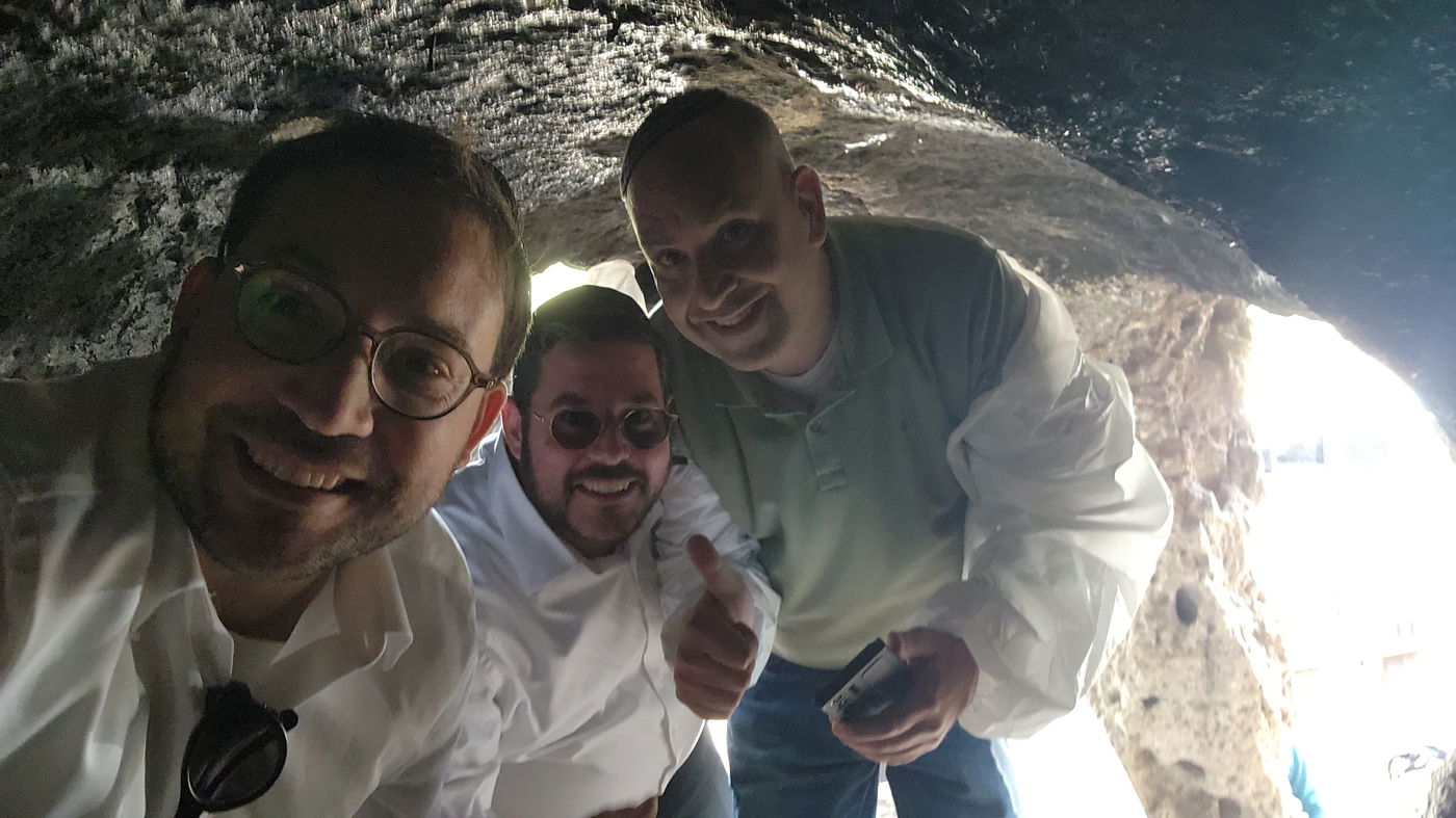 ראש עיריית לוד עורך הדין יאיר רביבו, כותב השורות ההיסטוריון ישראל שפירא וחבר המועצה ראובן לנקרי במעמקי מערת הנזירים מערת רשב"י ביער בן שמן