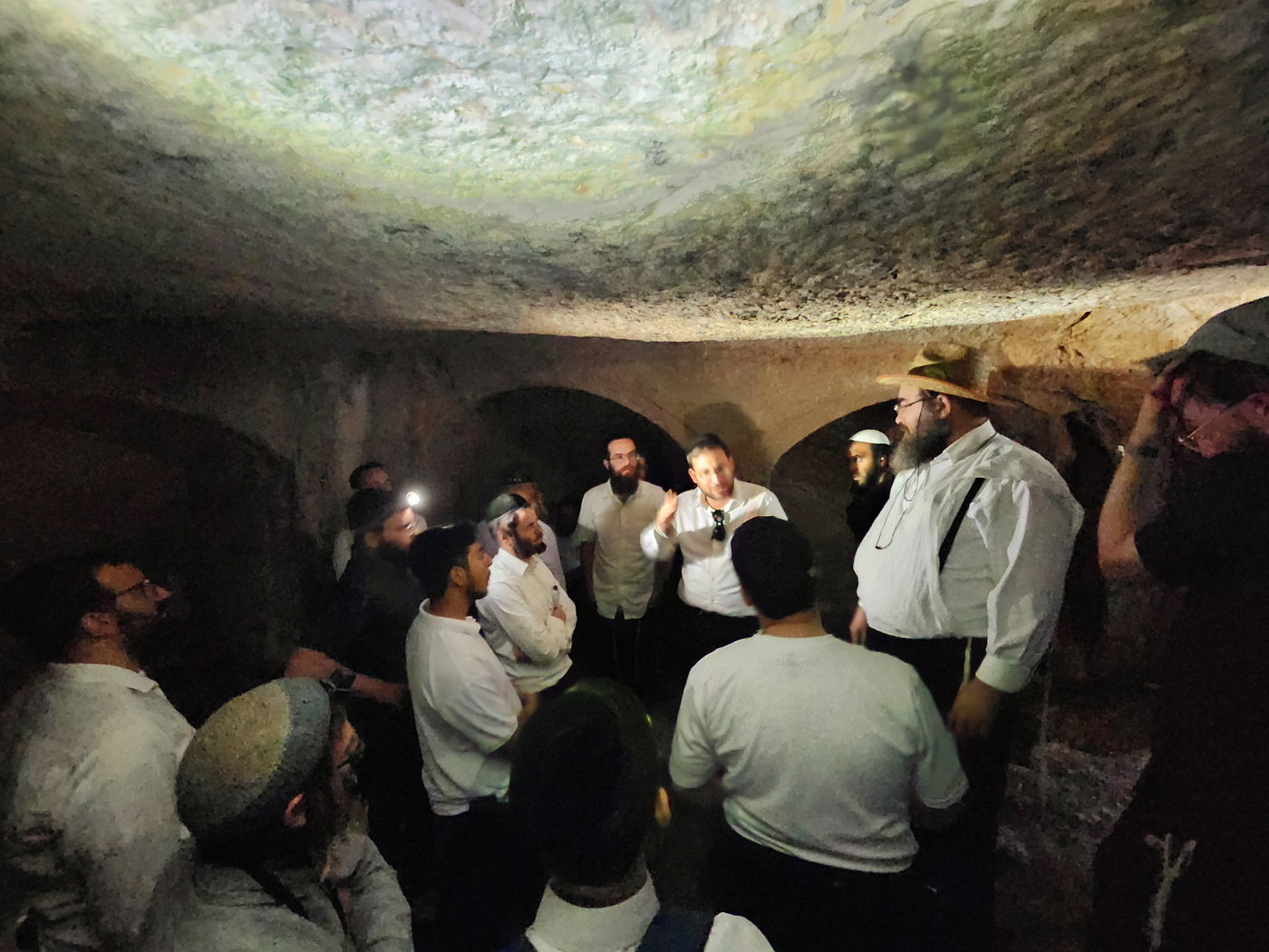 היסטוריון 'כיכר השבת' [כותב השורות] מעביר השתלמות למדריכי טיולים חרדים מערת רשב"י בבקעת הנזירים בער בן שמן