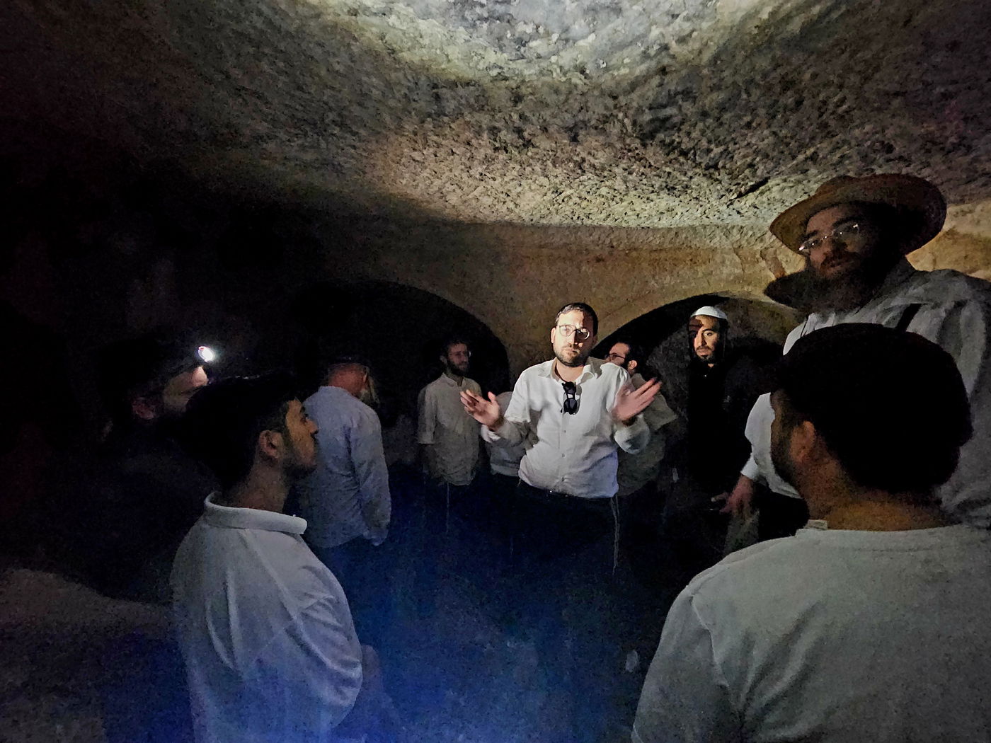 היסטוריון 'כיכר השבת' [כותב השורות] מעביר השתלמות למדריכי טיולים חרדים מערת רשב"י בבקעת הנזירים בער בן שמן