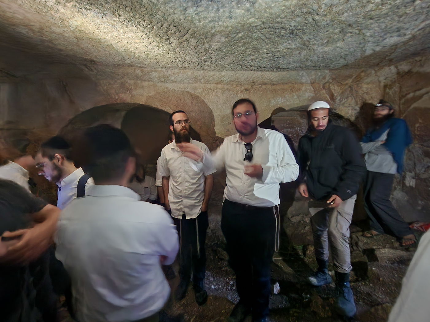 היסטוריון 'כיכר השבת' [כותב השורות] מעביר השתלמות למדריכי טיולים חרדים מערת רשב"י בבקעת הנזירים בער בן שמן