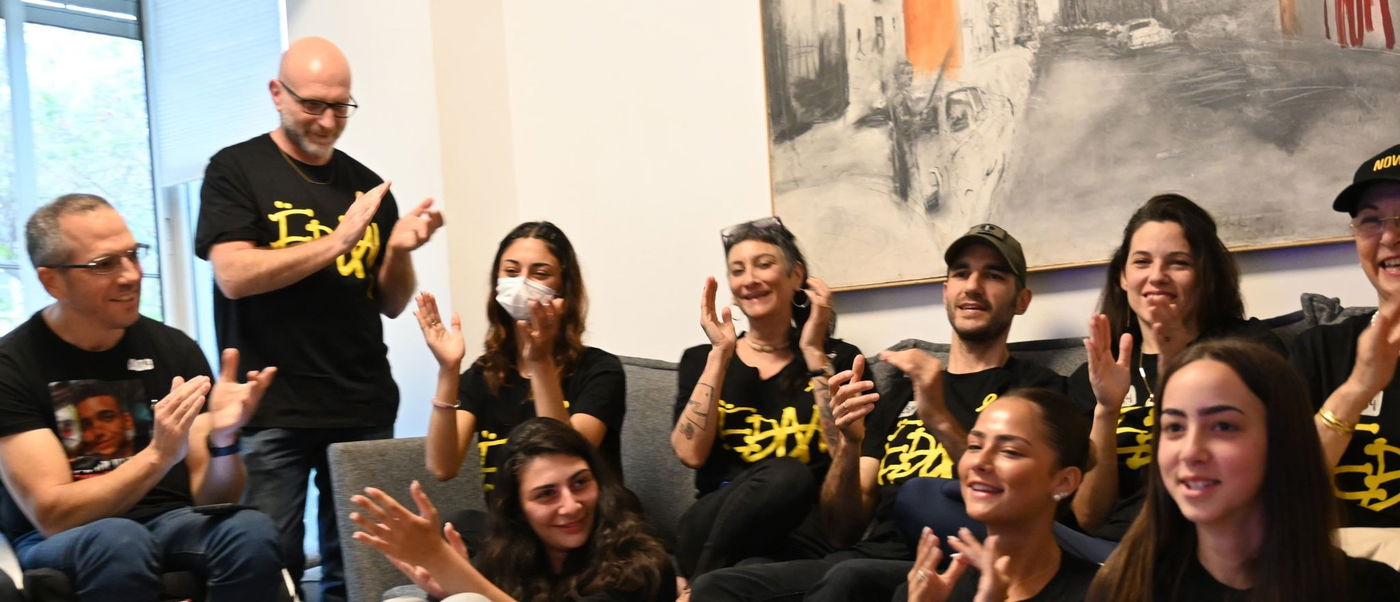 עידן אלכסנדר התאחד שוב עם משפחתו: "שהחיינו וקיימנו והגיענו לזמן הזה" | דקה אחר דקה