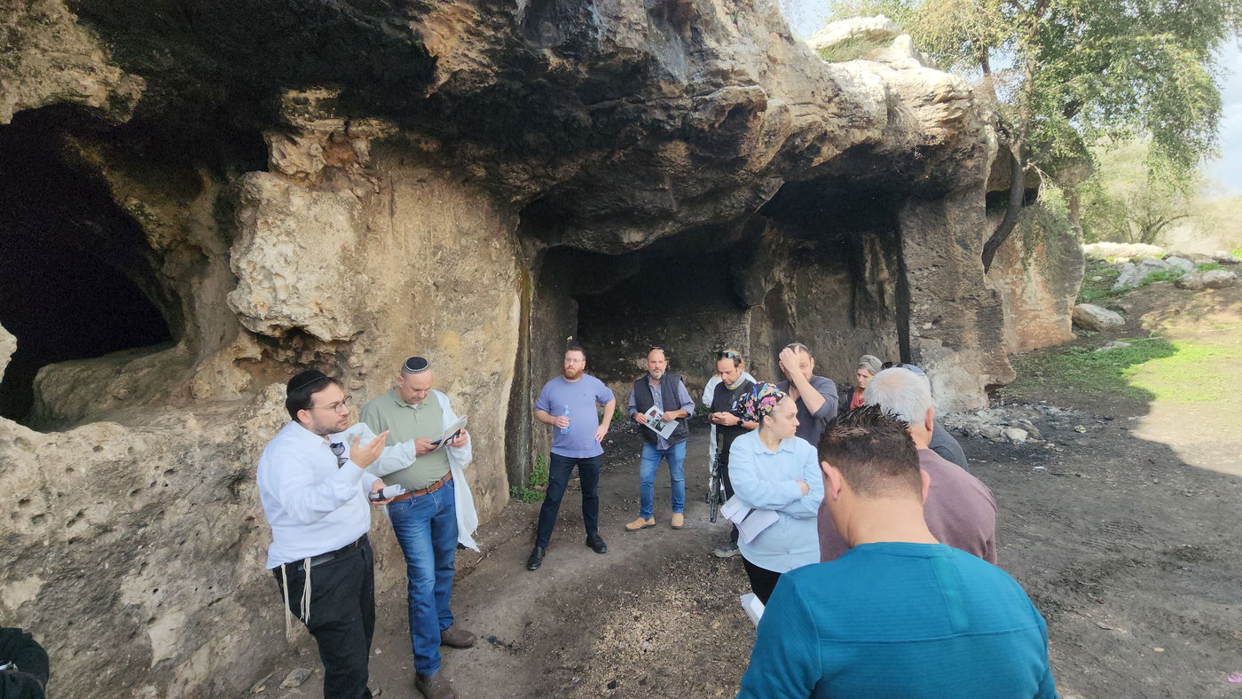 בכירי עיריית לוד בסיור במערת הנזירים ביער בן שמן, אחת ההצעות לזיהוי מערת רשב"י