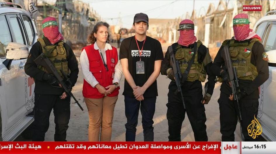 התמונה הראשונה של עידן אלכסנדר בעת המעבר ממחבלי החמאס לידי הצלב האדום