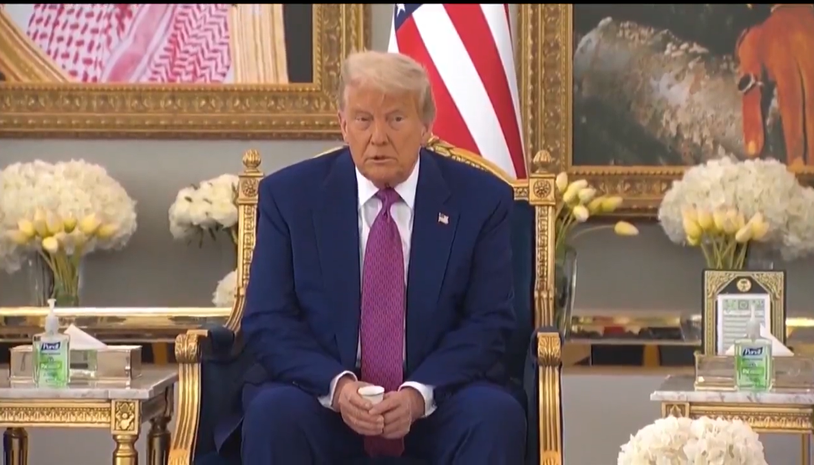 מעדיף קולה זירו? טראמפ עם הקפה בטקס קבלת הפנים 