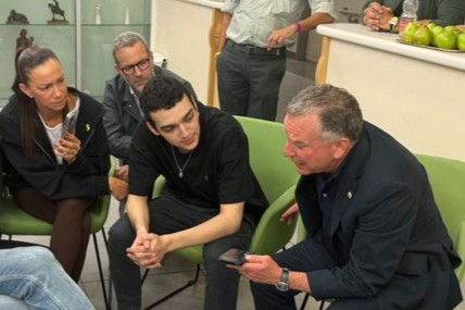 עידן אלכסנדר משוחח עם הנשיא טראמפ בטלפון של סטיב וויטקוף