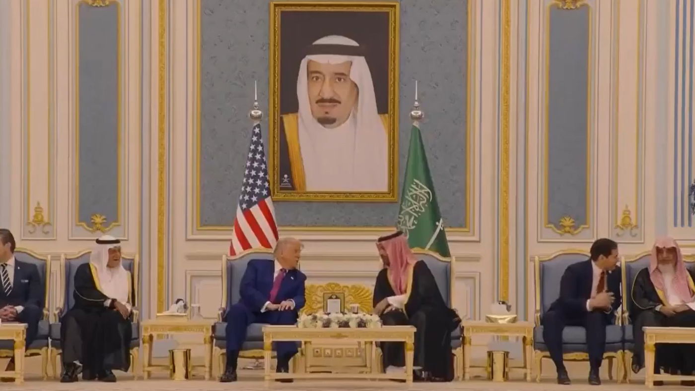 כבוד מלכים: כך התקבל טראמפ בארמון בסעודיה - והסירוב לקפה