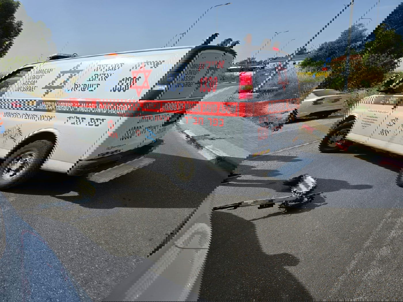 רוכב הקורקינט התרסק על הטסלה בכפר חב"ד, וזו התוצאה