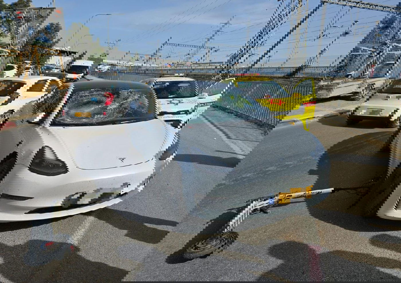 רוכב הקורקינט התרסק על הטסלה בכפר חב"ד, וזו התוצאה