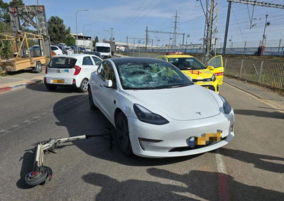 רוכב הקורקינט התרסק על הטסלה בכפר חב"ד, וזו התוצאה
