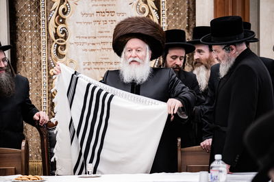 האדמו"ר מבאבוב בקיפול הטלית במונסי