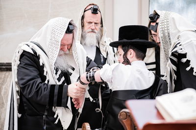 האדמו"ר מבאבוב בהנחת תפילין לבחור בר מצווה במונסי