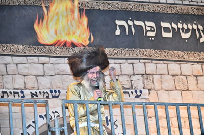 הרה"צ רבי אלימלך בידרמן בהדלקה 