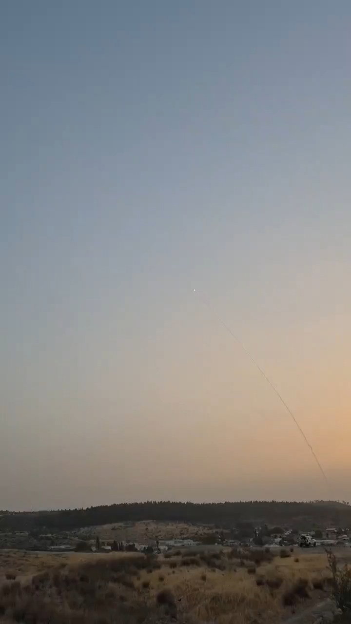טיל מערכת חץ במהלך יירוט הטיל החות'י הערב