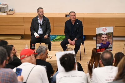 ויטקוף עם משפחות החטופים,