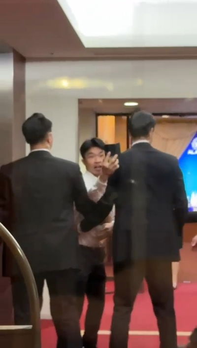 אירוע חריג בטוקיו: מפגינים ניסו לפרוץ בזמן נאום שר החוץ