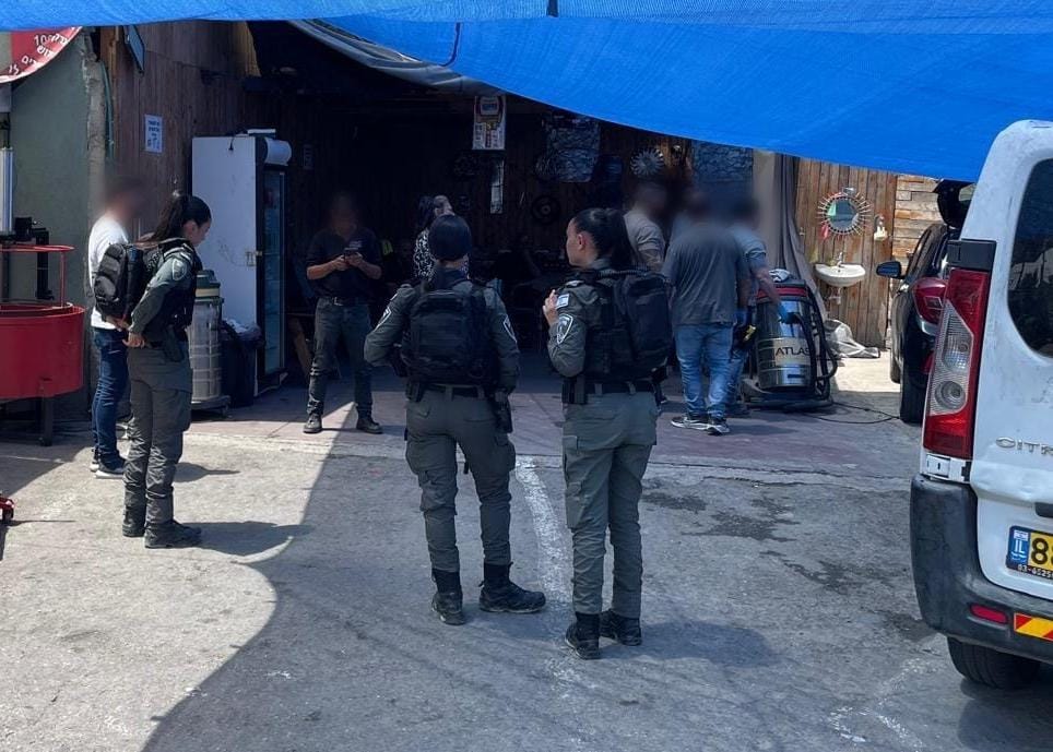 פעילות המשטרה בבית העסק לשטיפה באבו גוש