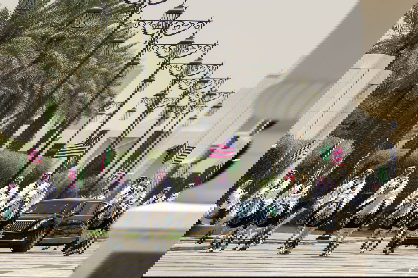 נברשות קריסטל בגודל של טנקים: כך התקבל טראמפ בסעודיה