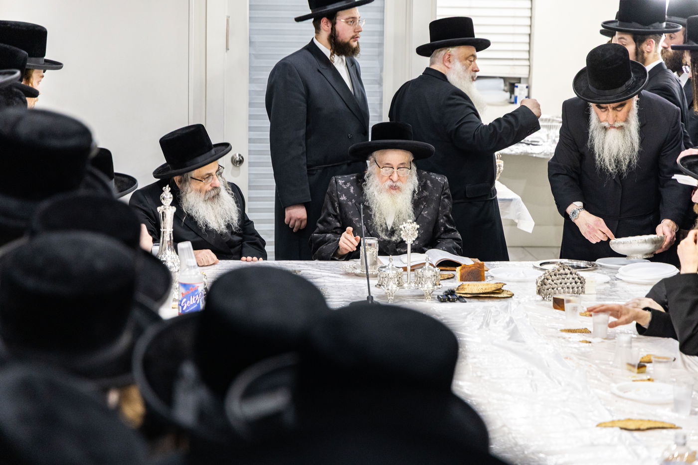 האדמו"ר מצאנז קלויזנבורג בטיש פסח שני 