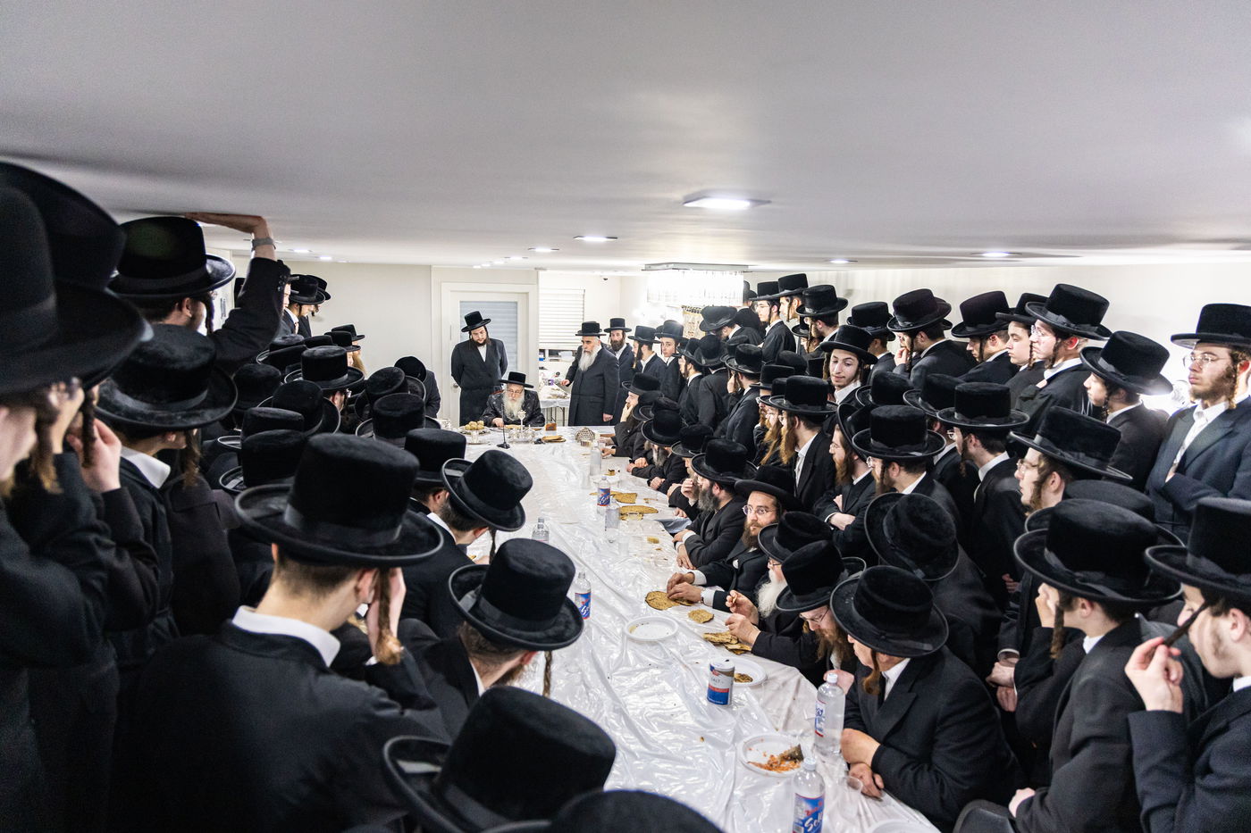 האדמו"ר מצאנז קלויזנבורג בטיש פסח שני 