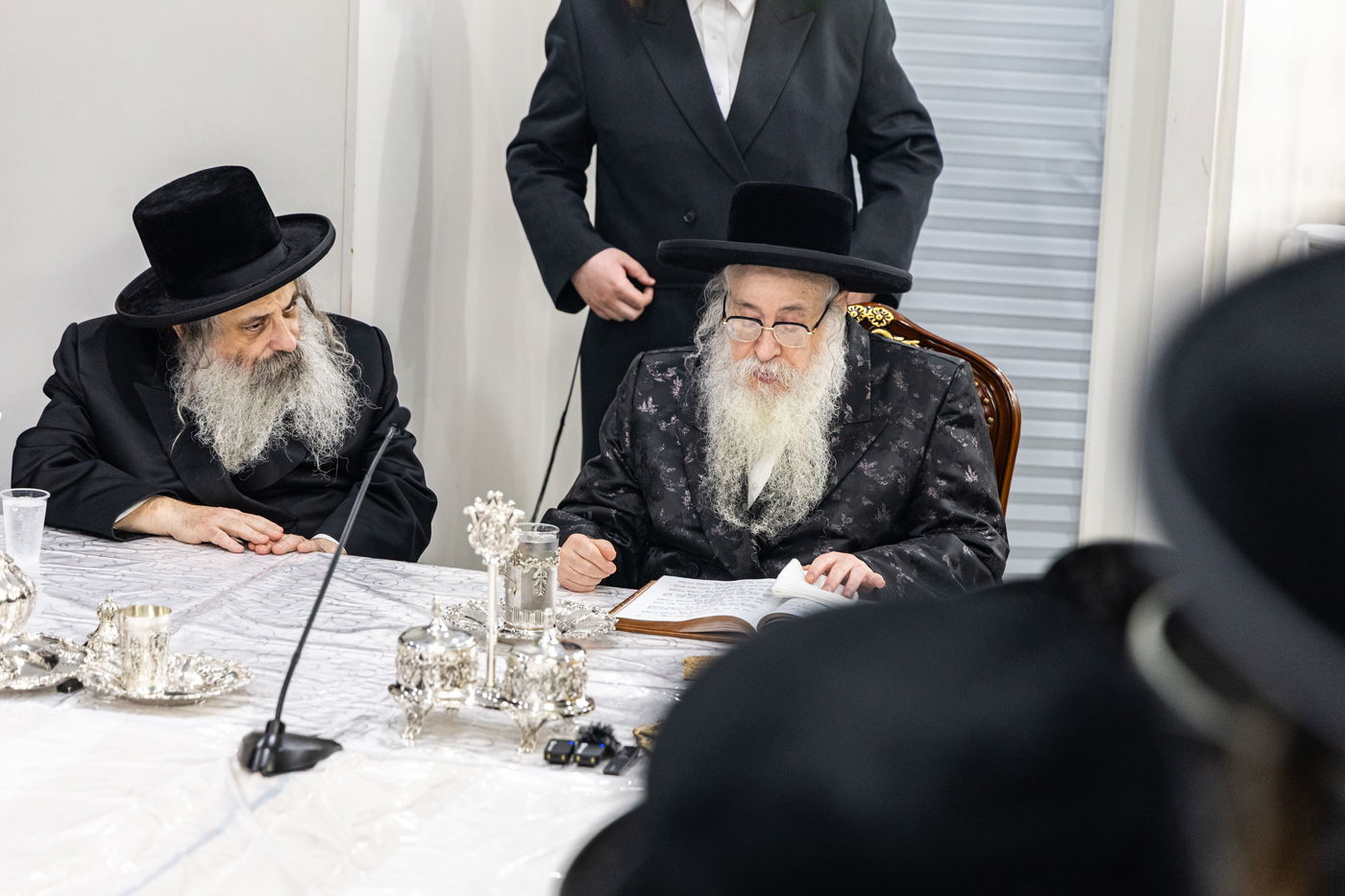 האדמו"ר מצאנז קלויזנבורג בטיש פסח שני 