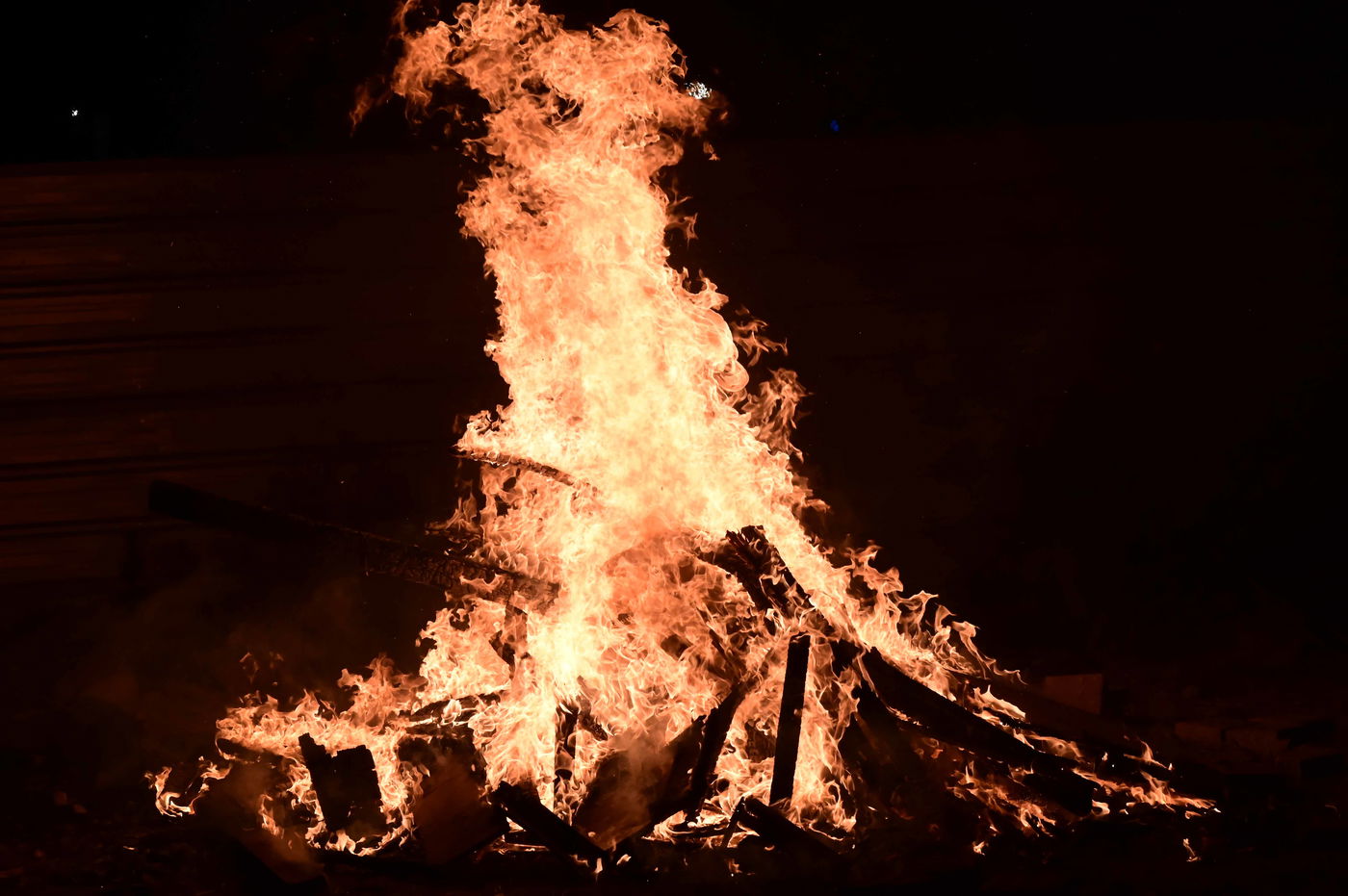 ניתן להביט בה שעות. מדורת אש