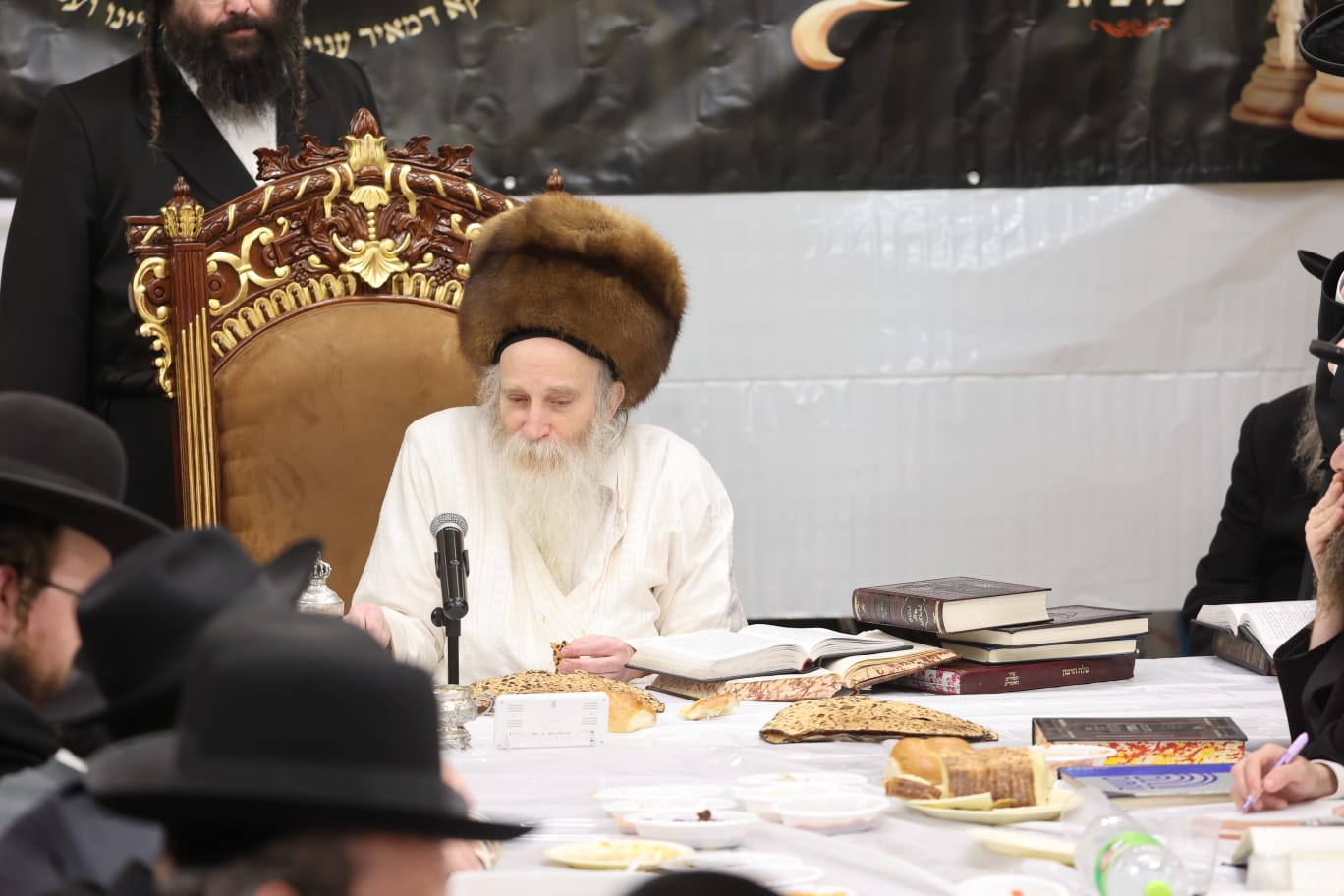 הגה"צ רבי יצחק מאיר מורגנשטרן בטיש לרגל פסח שני