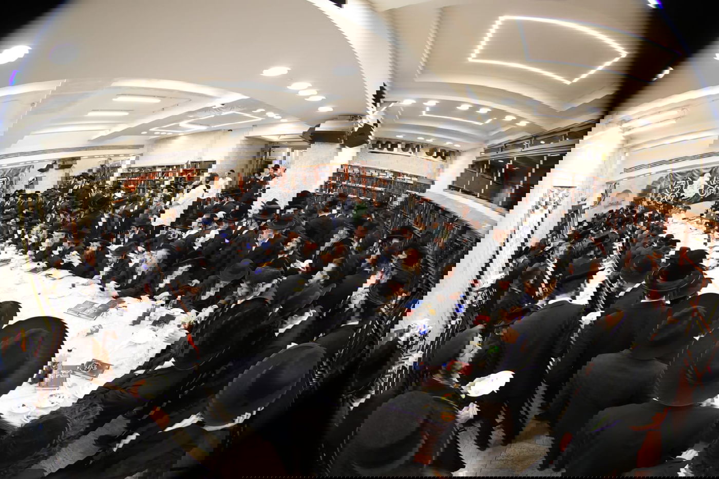 הגה"צ רבי יצחק מאיר מורגנשטרן בטיש לרגל פסח שני