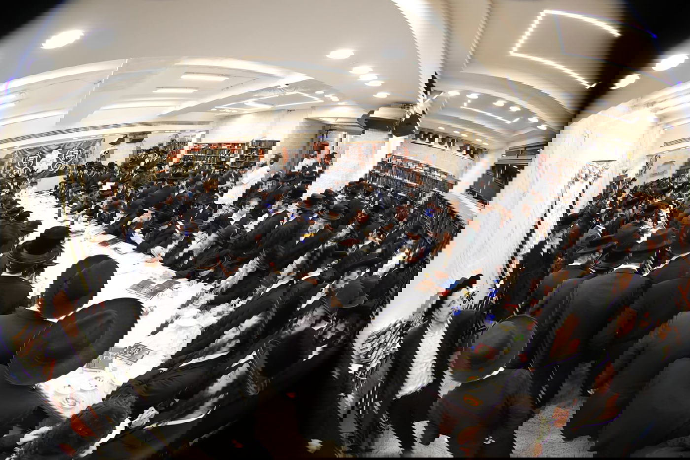 הגה"צ רבי יצחק מאיר מורגנשטרן בטיש לרגל פסח שני