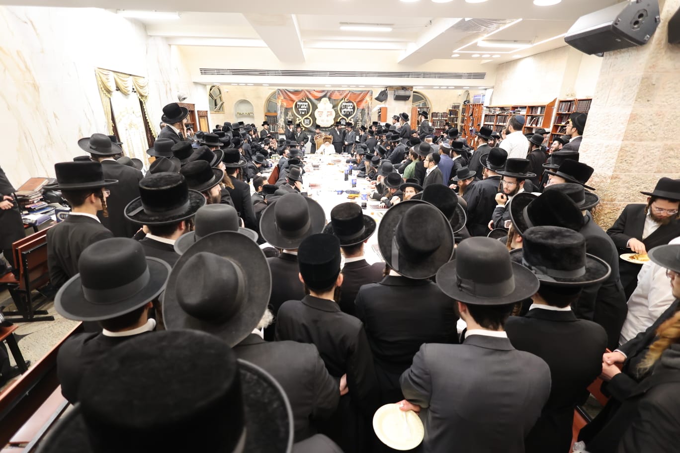 הגה"צ רבי יצחק מאיר מורגנשטרן בטיש לרגל פסח שני