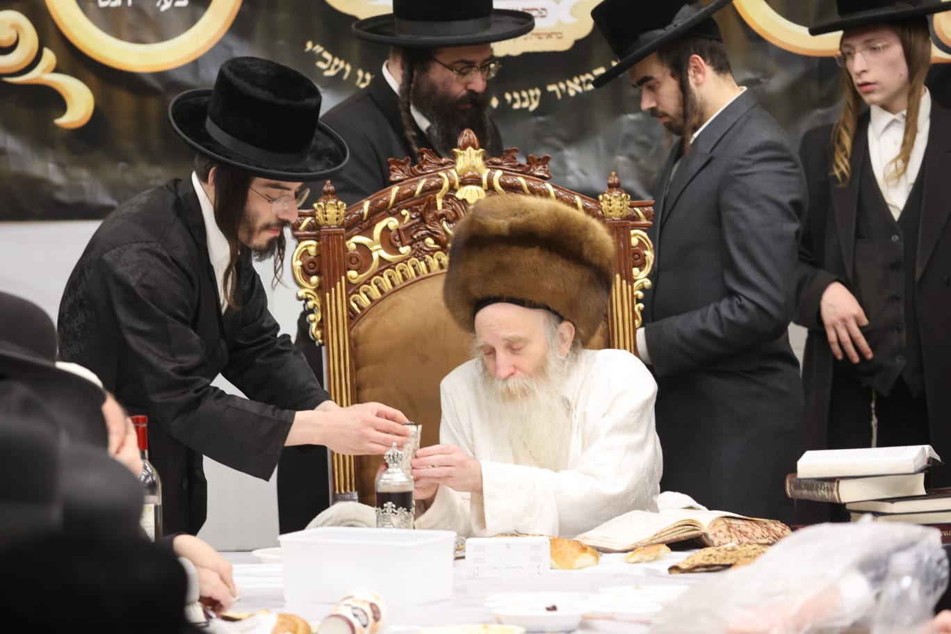 הגה"צ רבי יצחק מאיר מורגנשטרן בטיש לרגל פסח שני