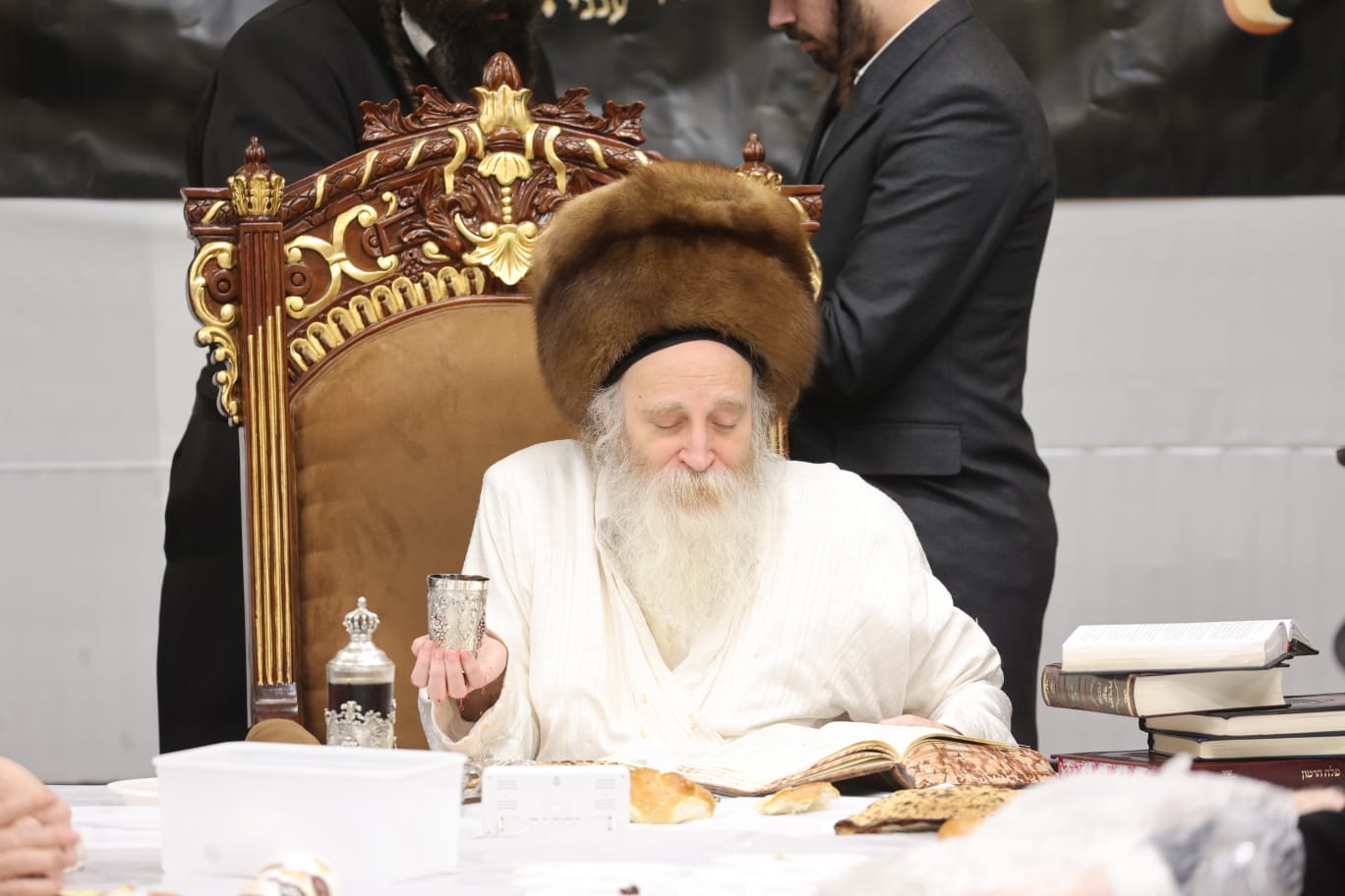 הגה"צ רבי יצחק מאיר מורגנשטרן בטיש לרגל פסח שני