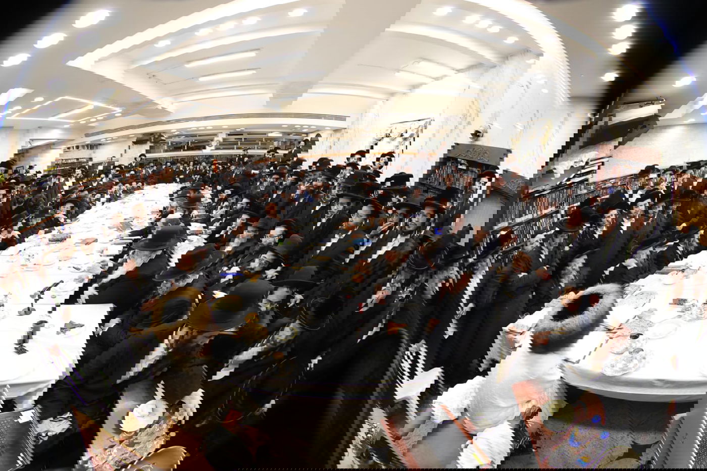 הגה"צ רבי יצחק מאיר מורגנשטרן בטיש לרגל פסח שני